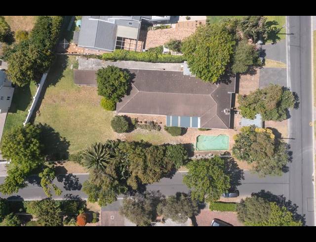 5 BEDROOM HOUSE FOR SALE IN CONSTANTIA